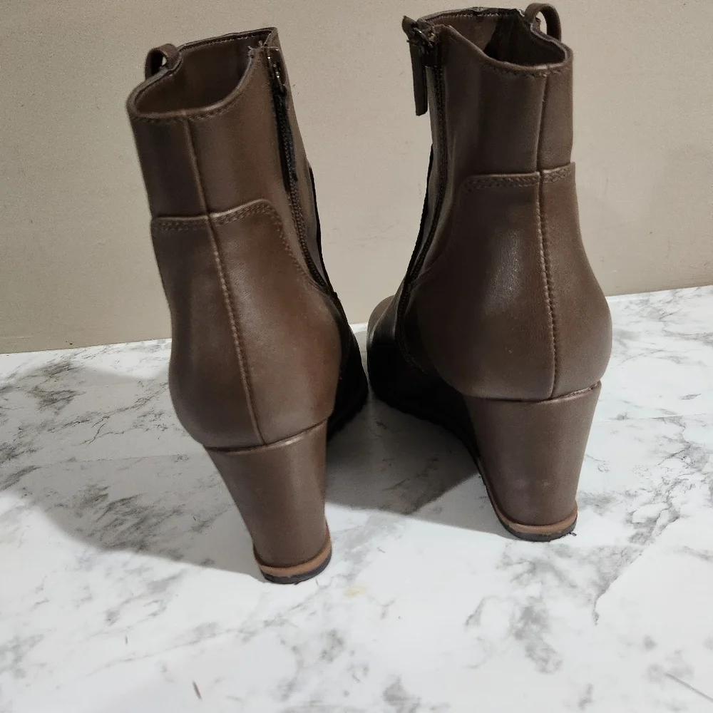 SOUL BY NATURALIZER Women's Brown Lightweight Haley Almond Toe Wedge Booties 9M